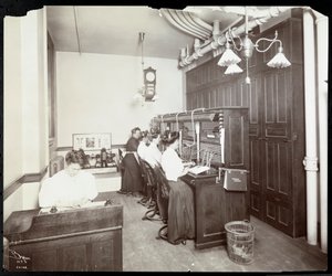 Vrouwen aan het werk bij de telefooncentrale van de Metropolitan Life Insurance Co. aan 23rd Street en Madison Avenue, New York, 1907